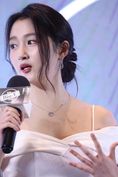 关晓彤拿话筒回答问题现场生图照